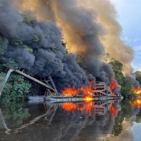 Balsa destruída durante operação antigarimpo ilegal no Amazonas 