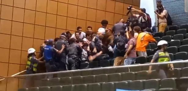 PMs agrediram público que acompanhava votação da Sabesp nesta quarta (6)