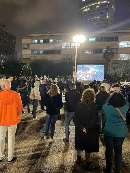 Israelenses se reúnem na Praça dos Sequestrados para homenagens amigos e familiares de reféns sob controle do Hamas