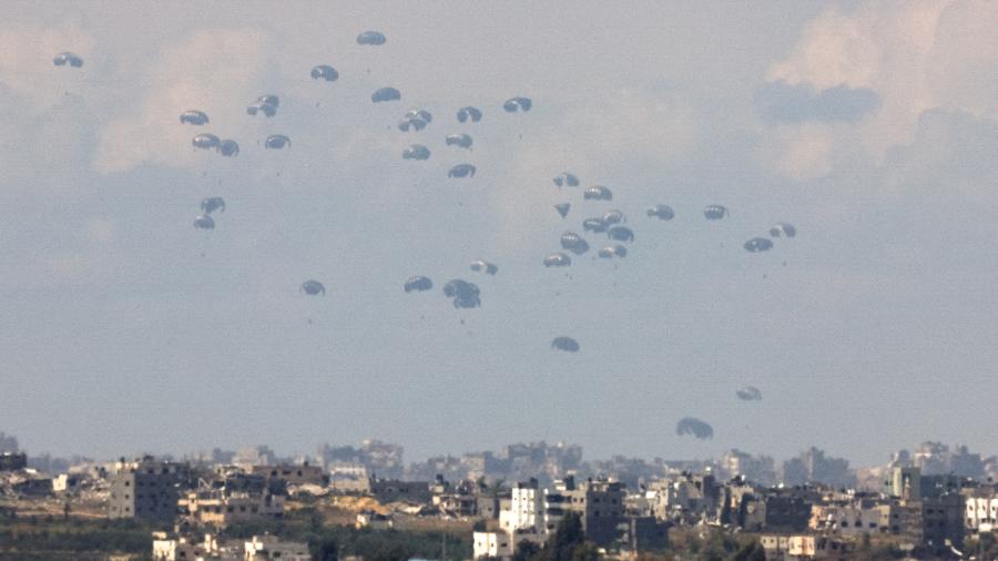 10.abr.24 - Ajuda humanitária cai do céu em direção à Faixa de Gaza em meio ao conflito em curso entre Israel e o grupo islâmico palestino Hamas -  Amir Cohen / Reuters