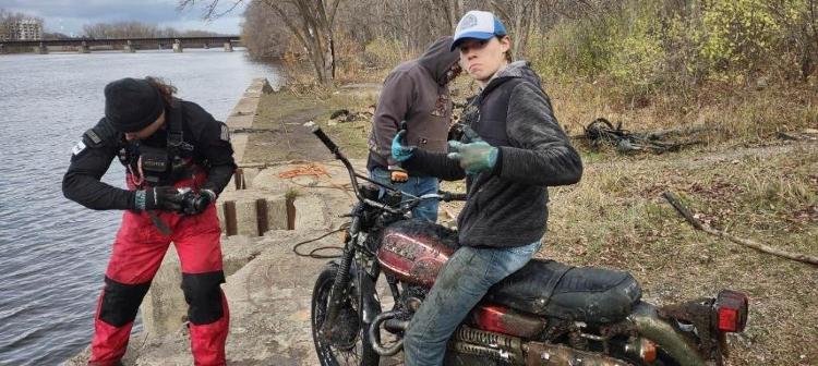 Moto roubada foi pescada por jovem no Michigan, nos EUA