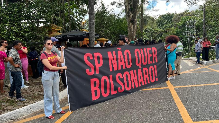 Manifestantes protestam contra Bolsonaro em almoço do ex-presidente com prefeito Ricardo Nunes e aliados - Silchya Rodrigues