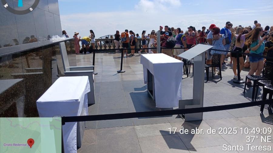 Turista é atingido por pedestal Turista é atingido por pedestal