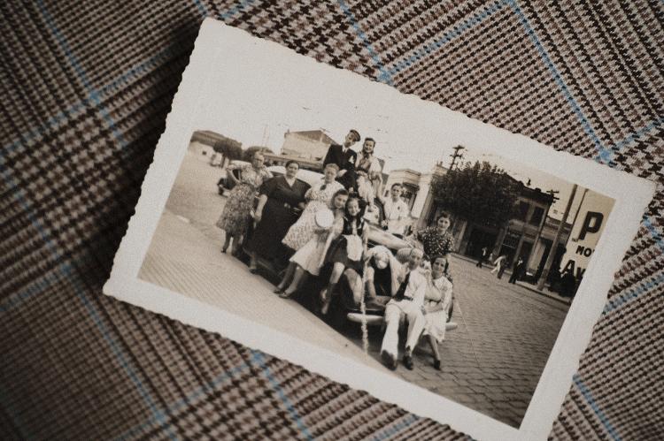 Família reunida na avenida São João, na frente da casa