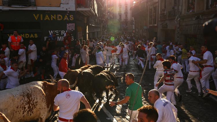 Participantes encaram os touros da La Palmosilla em mais uma manhã de corrida pelas ruas estreitas de Pamplona, durante o festival de San Fermin Participantes encaram os touros da La Palmosilla em mais uma manhã de corrida pelas ruas estreitas de Pamplona, durante o festival de San Fermin