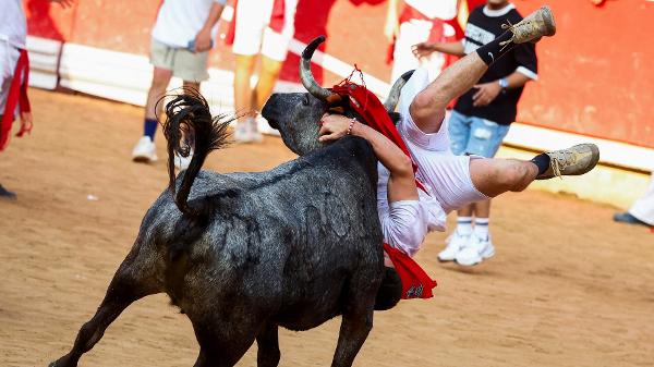 Folião é atingido por um touro no tradicional Festival de San Fermin, em Pamplona, na Espanha Folião é atingido por um touro no tradicional Festival de San Fermin, em Pamplona, na Espanha