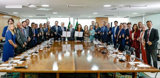 Lula envia ao Congresso reestruturação de carreira para 200 mil servidores