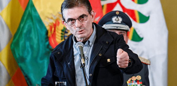 Bolívia: presidente decreta estado de emergência após 50 dias de bloqueios
