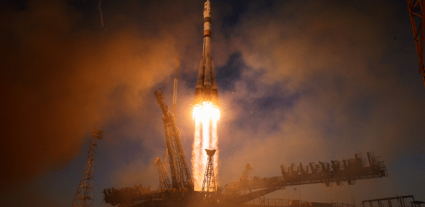 Rússia lança astronauta dos EUA e dois cosmonautas rumo à estação espacial