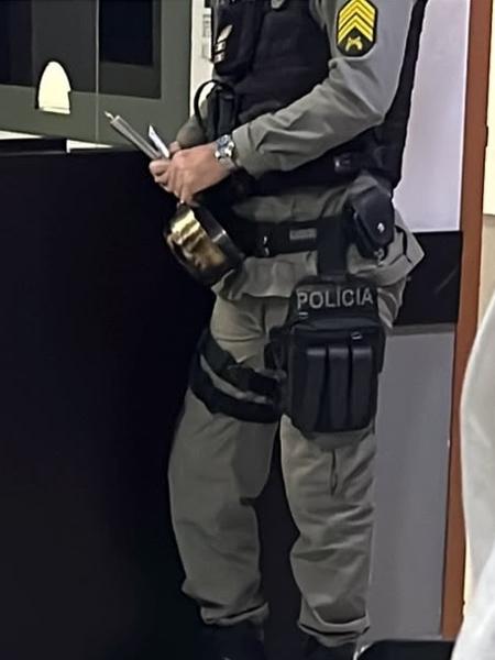 Panela na mão de policial militar na Central de Flagrante de Maceió