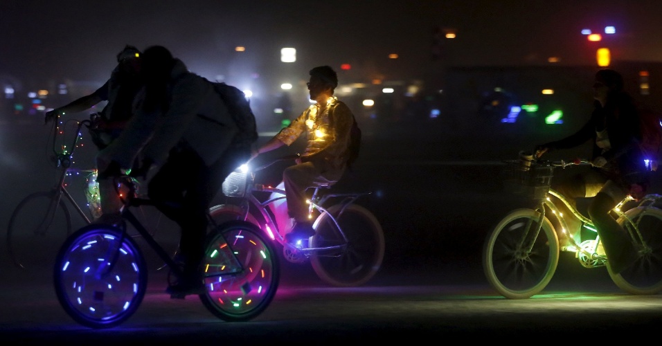 2.set.2015 - Bicicletas iluminadas ara passeios à noite deixam coloridas as ruas de Nevada (EUA)