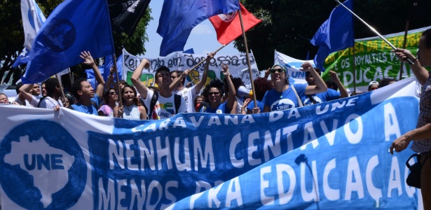 Representantes da UNE fazem passeata contra o ajuste fiscal do governo federal e os recentes cortes nas áreas sociais do país, em especial na educação - Elza Fiúza/Agência Brasil