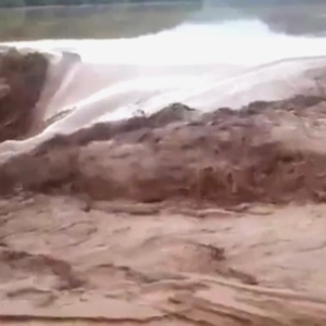 Onda de lama percorre cidades de Minas Gerais - UOL