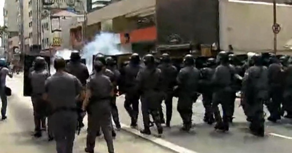 4.dez.2015 - PMs jogam bombas de gás contra estudantes que protestavam na rua da Consolação, na região central de São Paulo