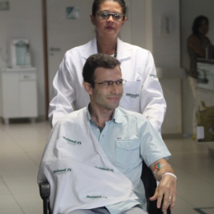O paranaense Márcio de Castro Palma da Silva, em um hospital no centro do Recife - Diego Nigro/JC Imagem/Estadão Conteúdo