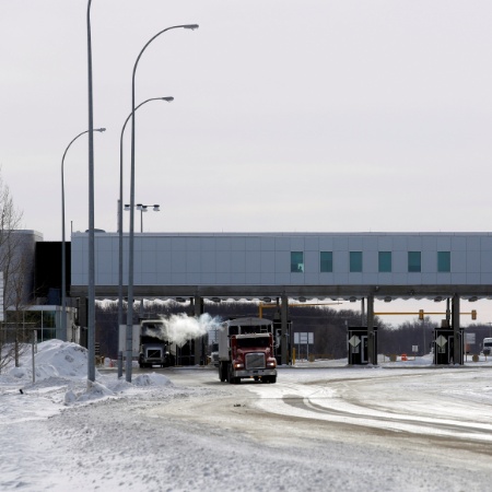  Lado canadense do ponto na fronteira entre Canadá e EUA  - Lyle Stafford/Reuters