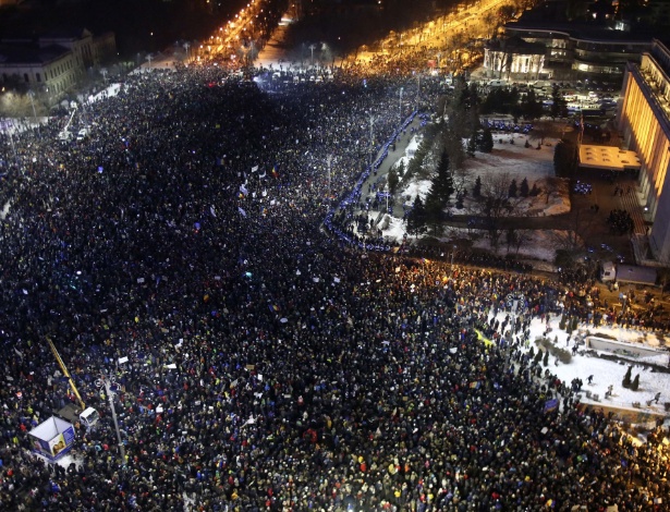 1.fev.2017 - Multidão participa de protesto contra corrupção diante da sede do governo em Bucareste, na Romênia - Gabriel Petrescu/Xinhua