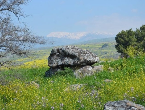 O dólmen gigante, com uma pedra de 50 toneladas, data de 4.000 anos atrás - Gonen Sharon/Tel Hai College