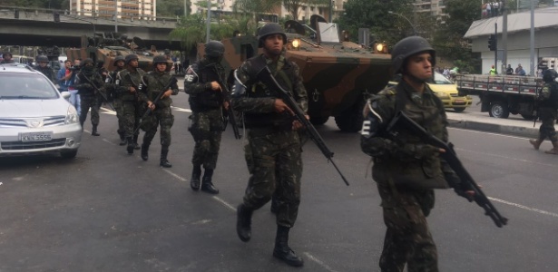 militares-chegam-a-rocinha-1506111678243_615x300 Exército cerca Rocinha para conter guerra de traficantes no Rio