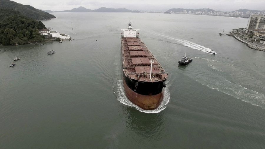 Navio cargueiro entra no porto de Santos - UOL