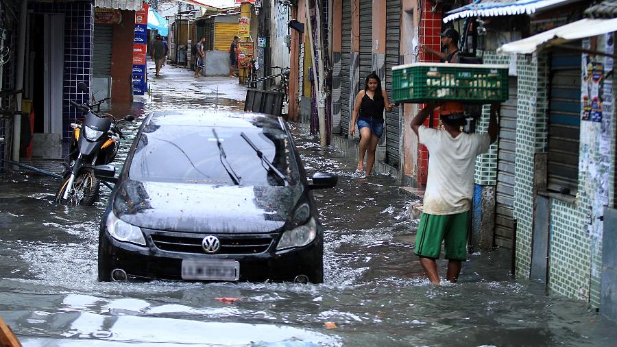 5.fev.2019 - Chuva causa pontos de alagamento na região da Barra, no Rio de Janeiro (RJ), nesta terça-feira (5) - José Lucena/Futura Press/Estadão Conteúdo