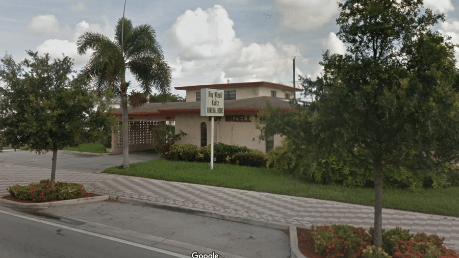 Entrada da funerária Roy Mizell & Kurtz Funeral Home, em Fort Lauderdale, na Flórida (EUA) - Google Street View