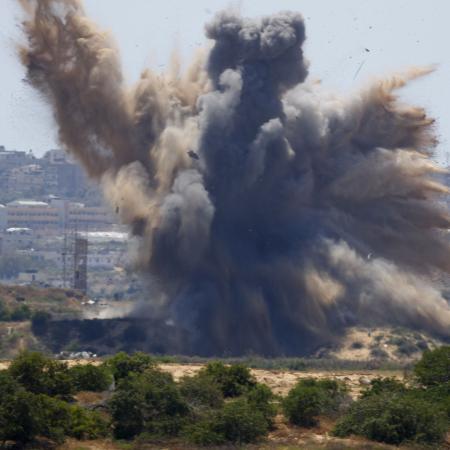 Bombardeios na faixa de Gaza neste sábado (4) - Jack Guez/AFP