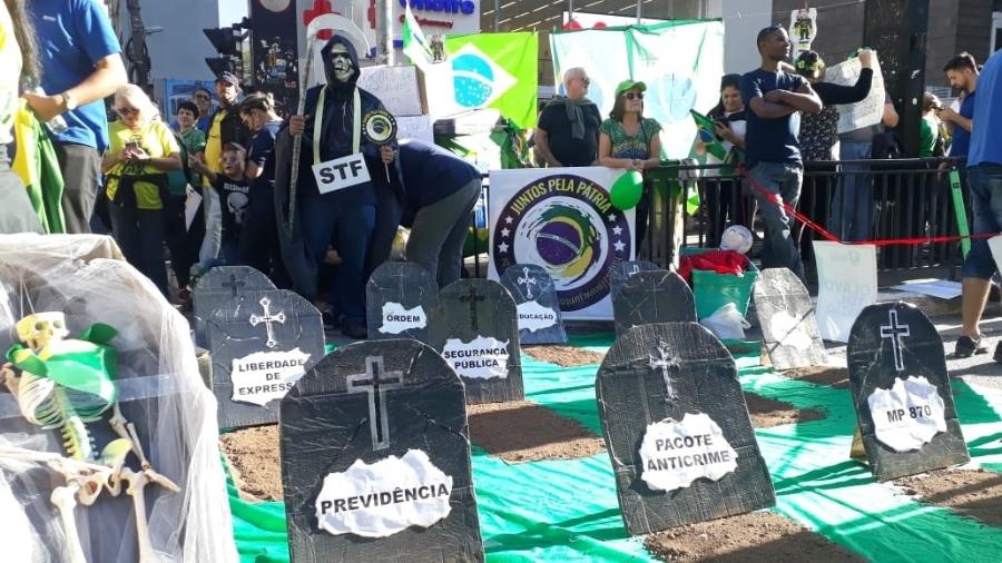 Estudantes montam um cemitério para representar tudo o que está sendo "sepultado" pela má política em SP - Mirthyani Bezerra/UOL