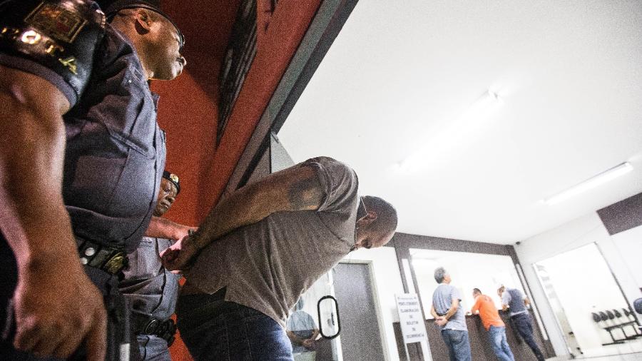 Em janeiro de 2013, policiais da Rota prendem e levam ao 8º DP, no Brás (SP), Odemir Francisco dos Santos, o Branco - 15.jan.2013 - Eduardo Anizelli/Folhapress