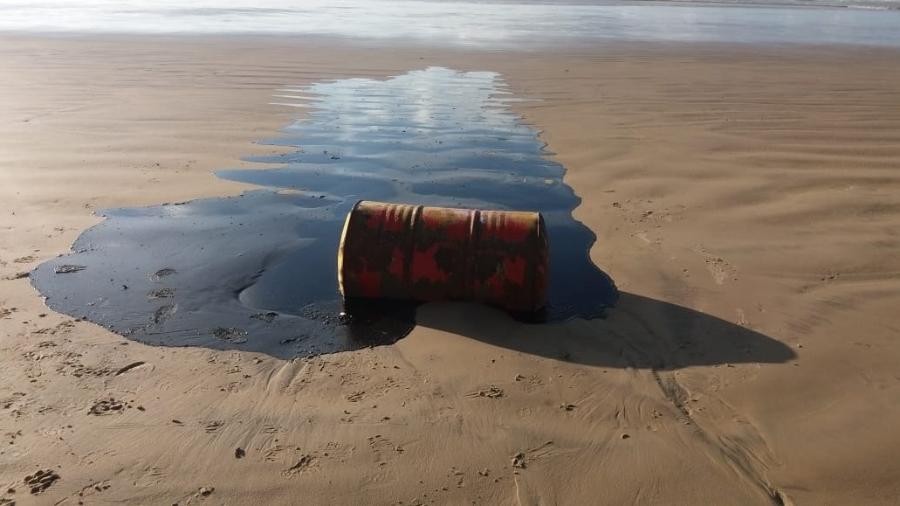 Barril encontrado em praia com óleo derramado está sendo investigado por autoridades no Nordeste - Adema