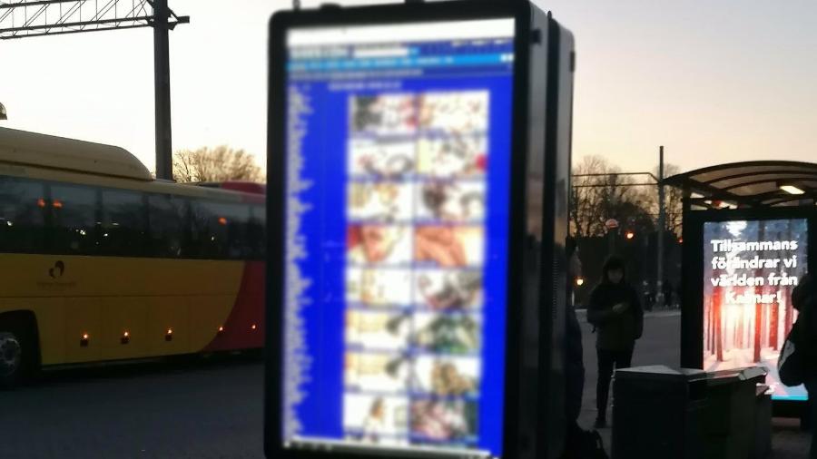 Tela interativa na estação ferroviária de Kalmar, na Suécia, exibiu imagens pornográficas no lugar de horários e anúncios publicitários; polícia investiga - Reprodução/Twitter