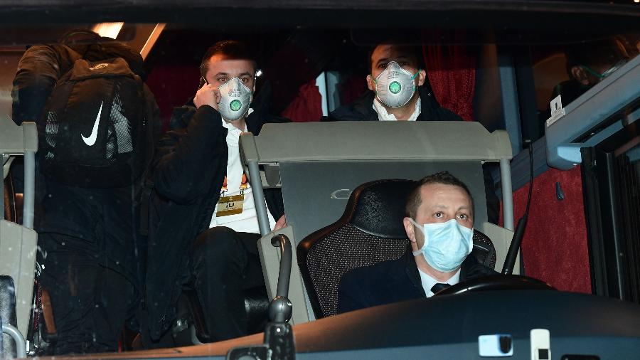 27.fev.2020 - Jogadores do Ludogorets usam máscaras como medida de segurança contra o COVID-19, o novo coronavírus, a caminho da partida pela UEFA Europa League - Miguel Medina / AFP