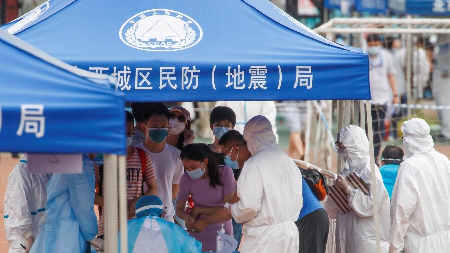 Moradores de Pequim aguardam testes após surto repentino de covid-19 - Thomas Peter