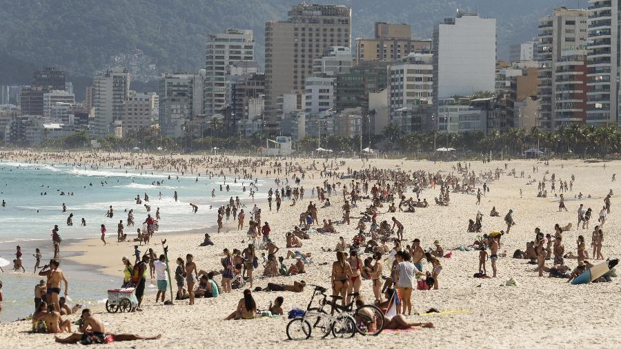 Movimentação na areia da praia de Ipanema, na cidade do Rio de Janeiro; estado tem 163.642 registros da covid-19 - DIKRAN JUNIOR/ESTADÃO CONTEÚDO
