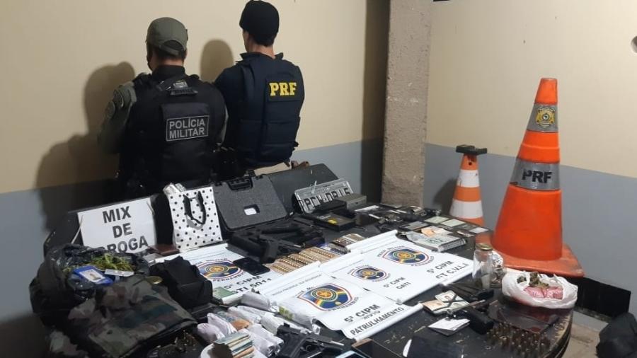 Policiais mostram armas, drogas e outros itens apreendidos com grupo preso em Pernambuco suspeito de sequestrar uma menor grávida - Divulgação/Polícia Militar e Polícia Rodoviária Federal