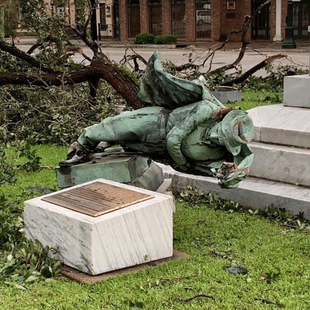 Estátua confederada cai com a força do furacão Laura - Reprodução/Twitter/Davantelewis