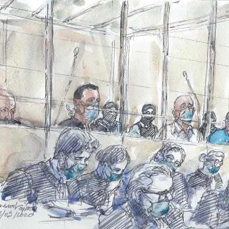 Ilustração mostra os 14 réus durante julgamento do ataque à redação do jornal Charlie Hebdo, em 2015 -  Benoit Peyrucq/AFP