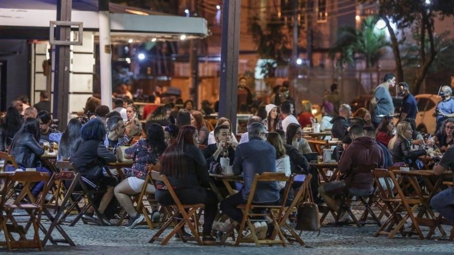 Bar lotado no bairro da Tijuca, no Rio de Janeiro - Andre Coelho/Getty Images