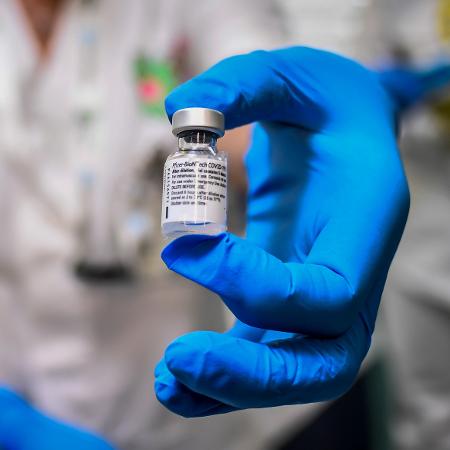 Hong Kong suspende uso da vacina contra covid da Pfizer - Claudio Furlan/Dia Esportivo/Estadão Conteúdo