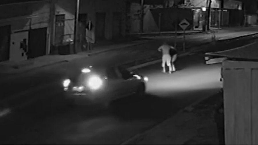 Vítima tenta escapar de assédio em avenida de Trindade (GO); carro desvia - Reprodução/TV Anhanguera
