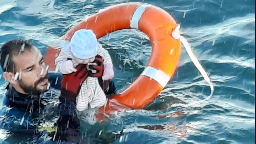 Juanfran resgata bebê que estava em grupo que tentava chegar à Espanha pelo mar - AFP