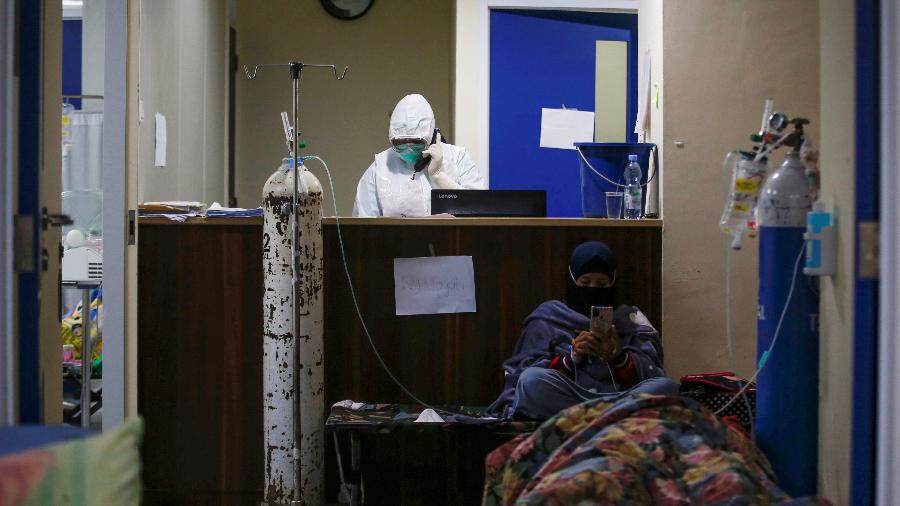 Paciente com covid-19 em hospital de Jacarta, capital da Indonésia; país registra aumento no demanda por atendimento  - Willy Kurniawan/Reuters