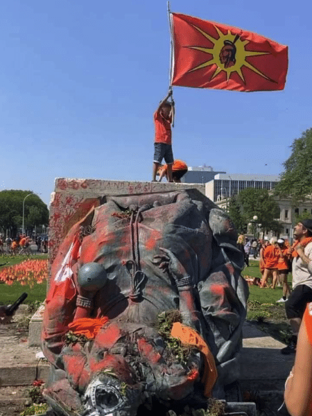 Manifestantes derrubam estátuas das rainhas Vitória e Elizabeth II - Reprodução / Redes Sociais - Reprodução / Redes Sociais