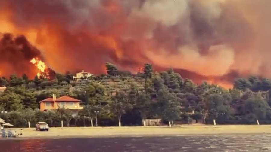 Incêndio coloca residências em risco na Ilha de Évia, na Grécia - Reprodução/Redes Sociais