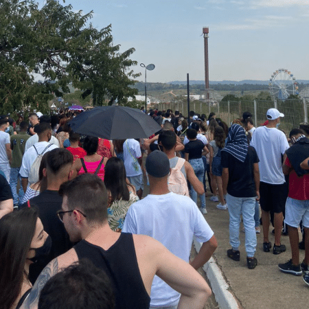 Filas chegaram a 5 horas no Hopi Hari - Divulgação