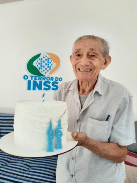 Terror do INSS: Idoso comemora 96 anos com bolo inusitado
