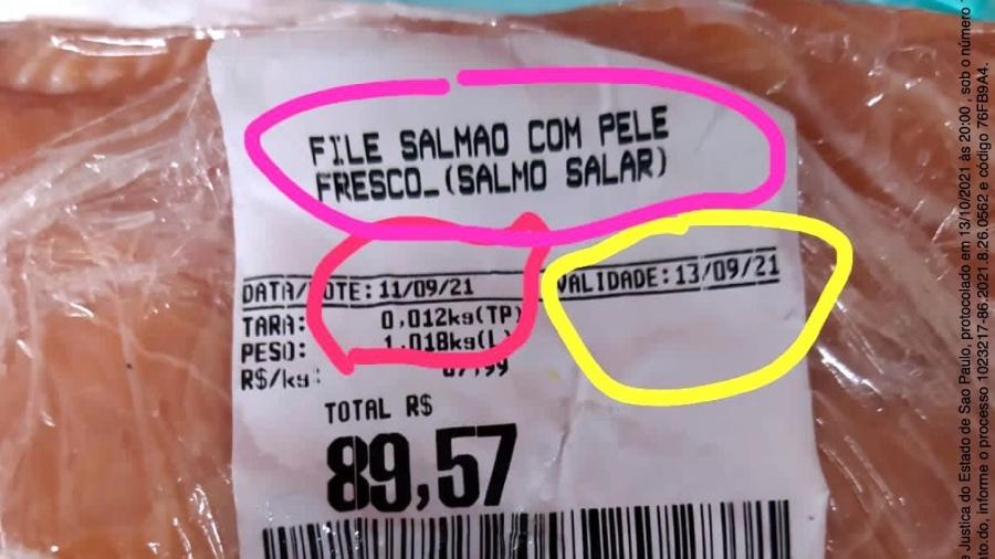 Segundo etiqueta do hipermercado, o salmão comprado para o jantar em família estava dentro do prazo de vencimento - Arquivo Pessoal