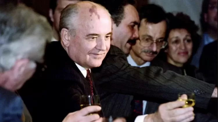 Mikhail Gorbachev, visto aqui levantando uma taça em 26 de dezembro de 1991 em sua festa de despedida, era um líder enérgico, mas indeciso - Getty Images - Getty Images