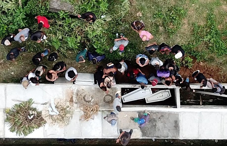 Enterro de Débora Lichtenberger Moreira, 22, e dos filhos, Gustavo, 5, e Heloise, de 2. Eles morreram enquanto tentavam se proteger do desabamento em um dos quartos da casa onde moravam - Wilton Júnior/Estadão Conteúdo