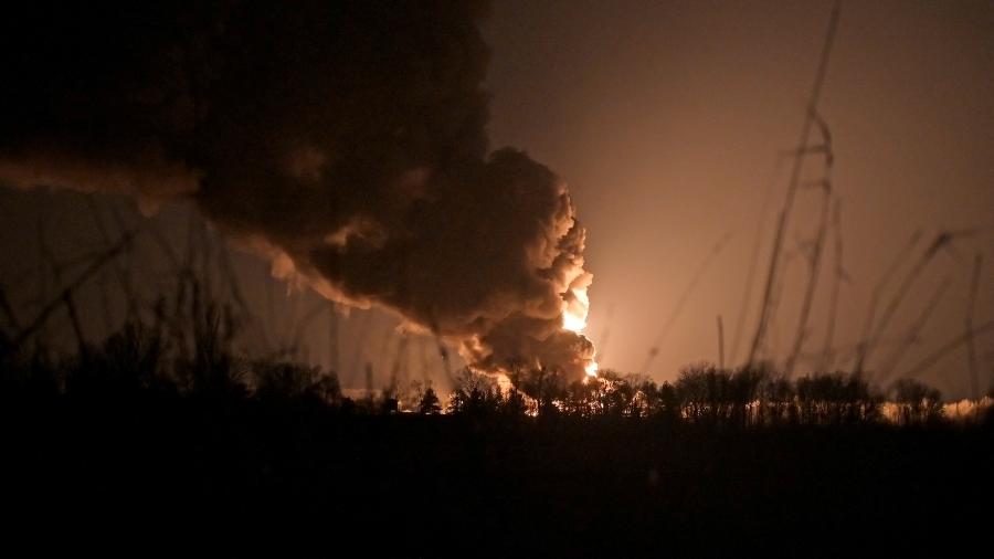 Depósito de petróleo perto de Kiev foi atingido por bombardeios neste 4º dia de guerra entre Rússia e Ucrânia - Maksim Levin/Reuters